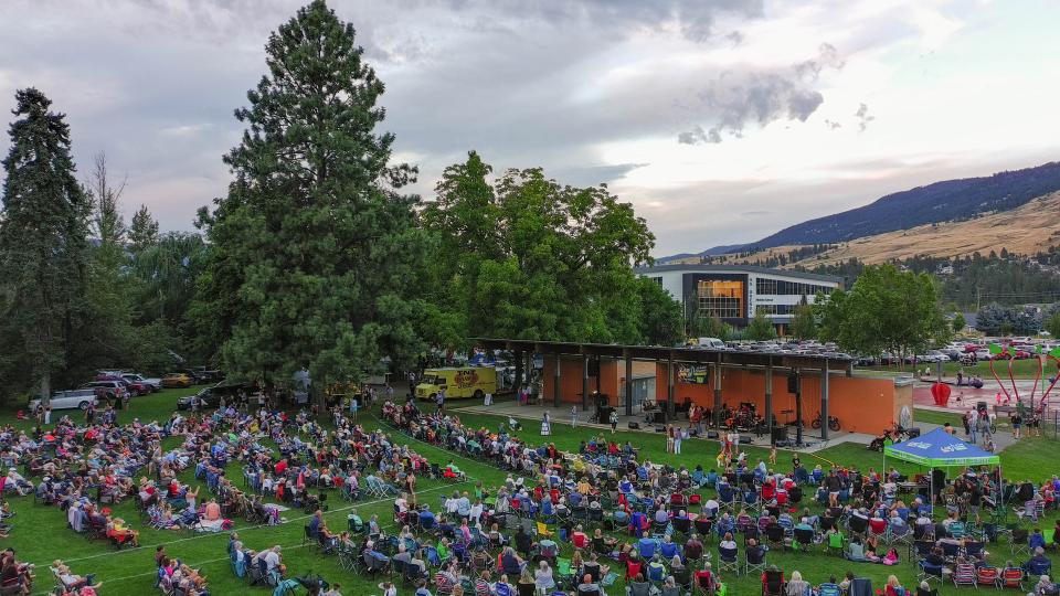 Photo of crowd at Live! In Lake Country outdoor free concert.