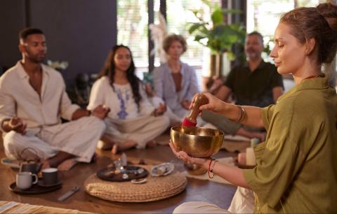 relaxing looking sound bowl class