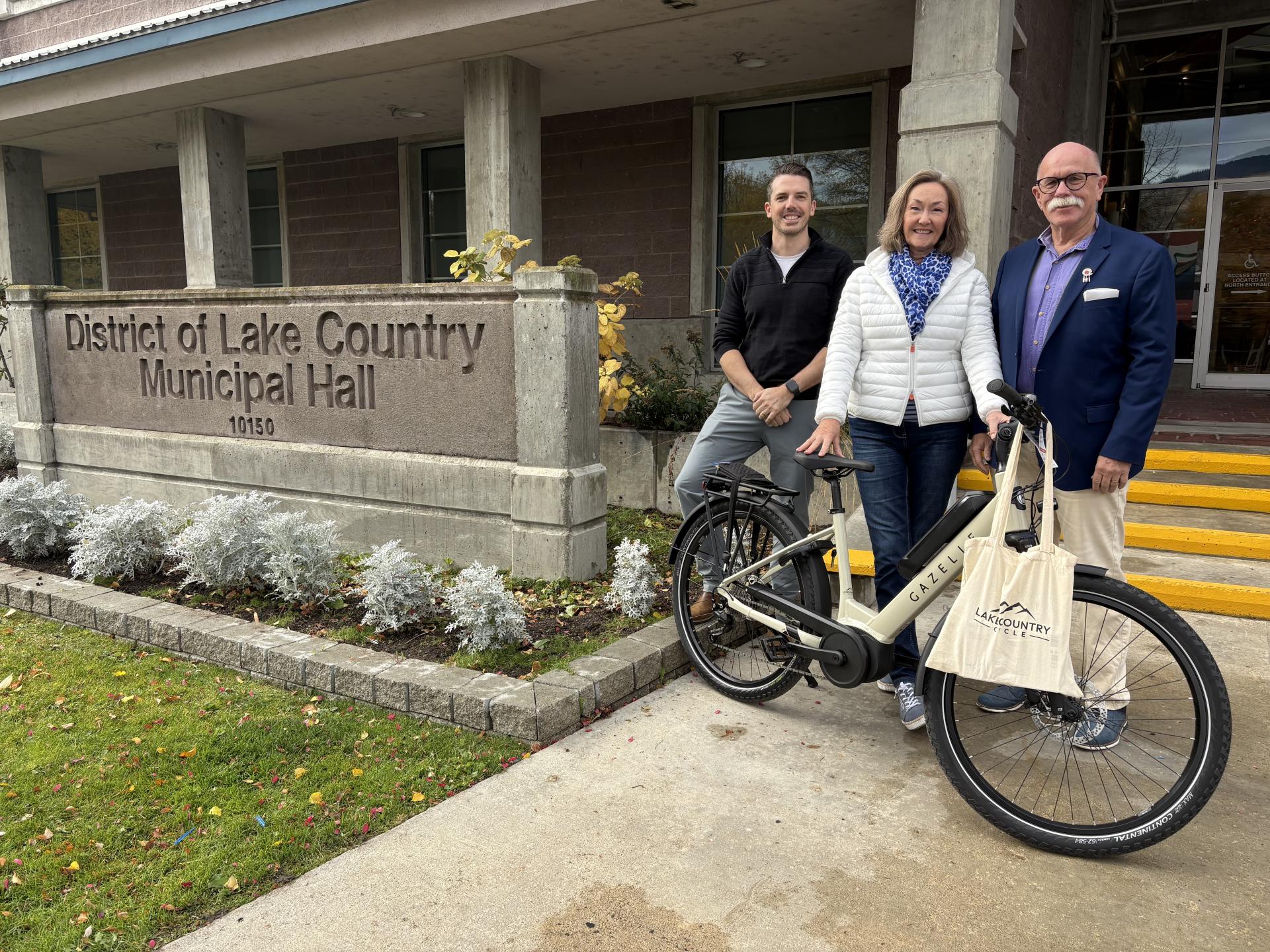e-bike winner Dorothy Lawrence stands with her new bike along with Mayor Ireland and Lake Country engineering staff member Christien Whyte